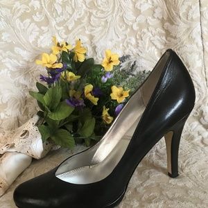 TAHARI LEATHER PUMPS